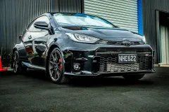 Прототип Toyota GR Yaris M Concept із центральним розташуванням двигуна на гоночному треку.