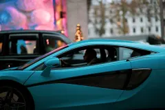 Тизер нового суперкара McLaren із назвою McL 820 на статуї ківі в Лондоні