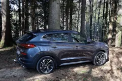 Кросовер Hyundai Tucson на міській вулиці в Україні