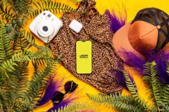 Смартфон з відкритим меню налаштувань eSIM на екрані.