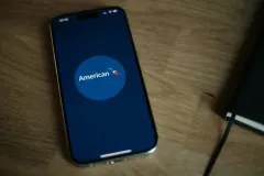 Покупець у США порівнює ціни на смартфоні під час святкового шопінгу.