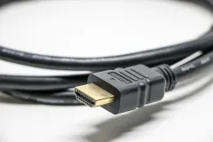 HDMI-кабель, під'єднаний до телевізора, великим планом.