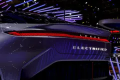 Прототип електричного Lexus LFA під час дорожніх випробувань із камуфляжем.