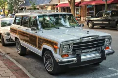 Металевий сейф із кодовим замком, вбудований у підлокітник Jeep Grand Wagoneer