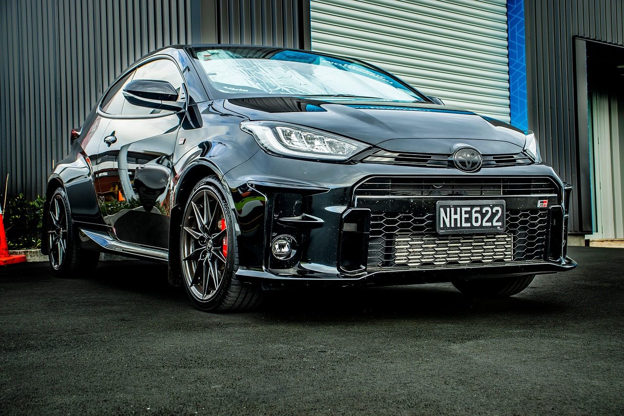 Прототип Toyota GR Yaris M Concept із центральним розташуванням двигуна на гоночному треку.