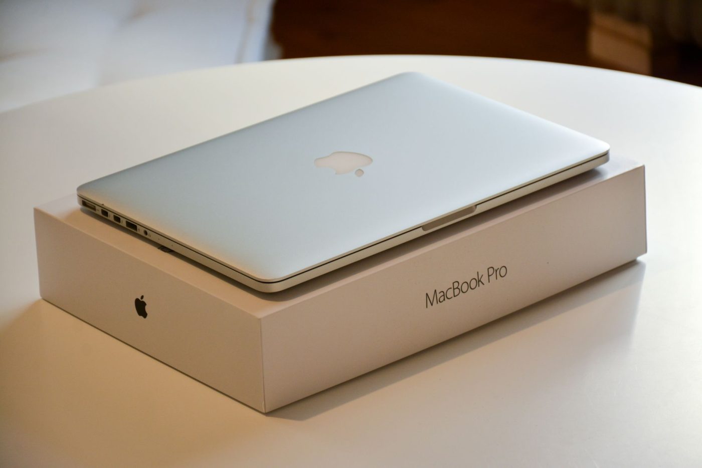 Новий MacBook Pro з сенсорним дисплеєм на презентації Apple.
