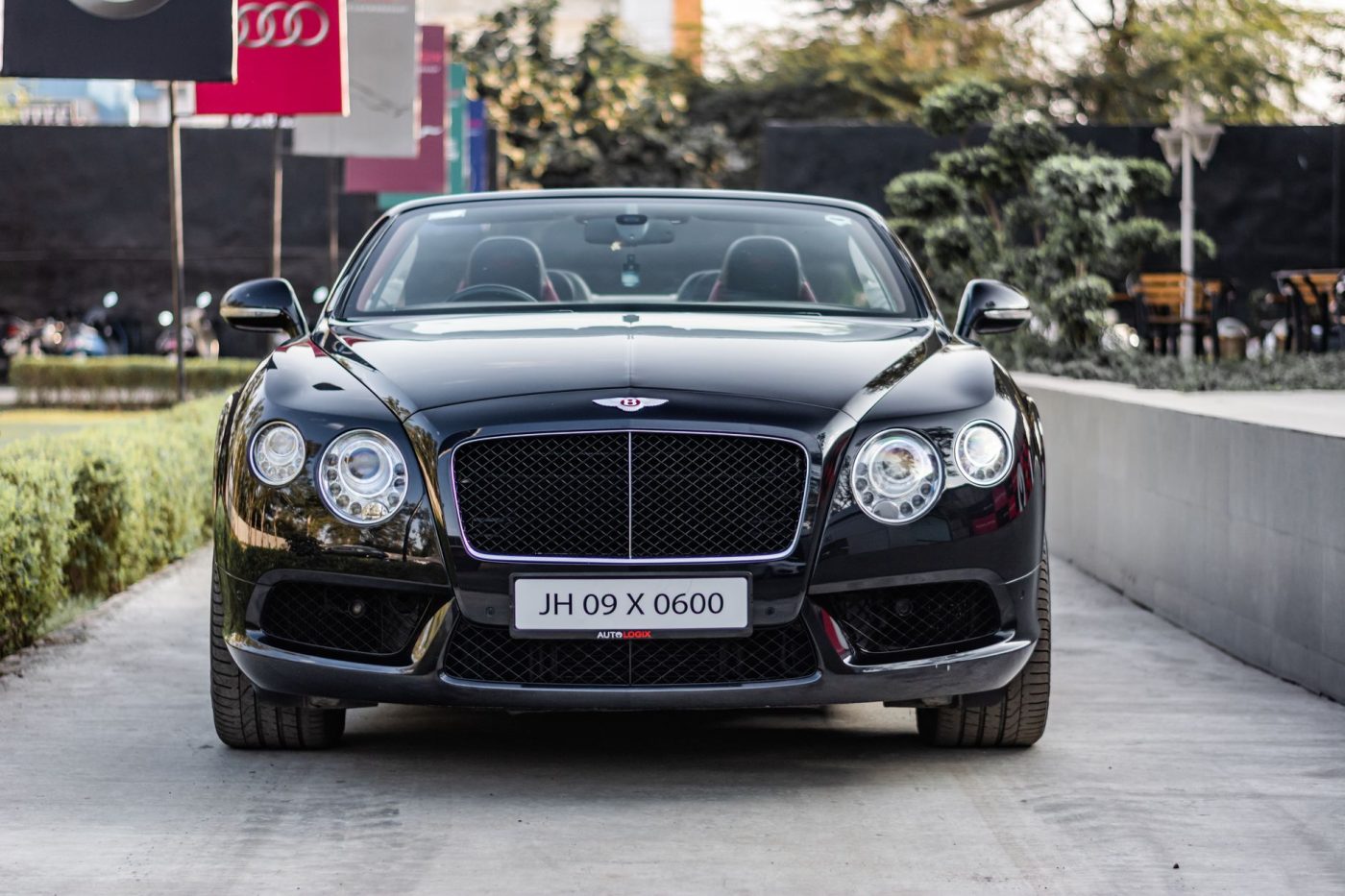 Новий кабріолет Bentley Supersports на тлі дороги.