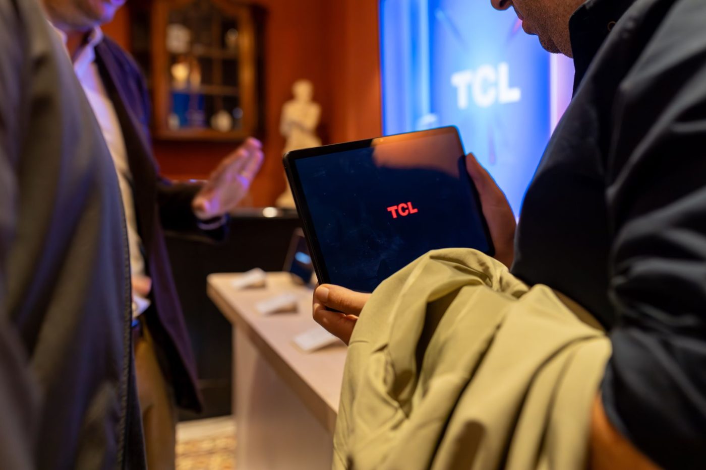 Телевізор TCL C7L з технологією Mini LED у сучасному інтер'єрі