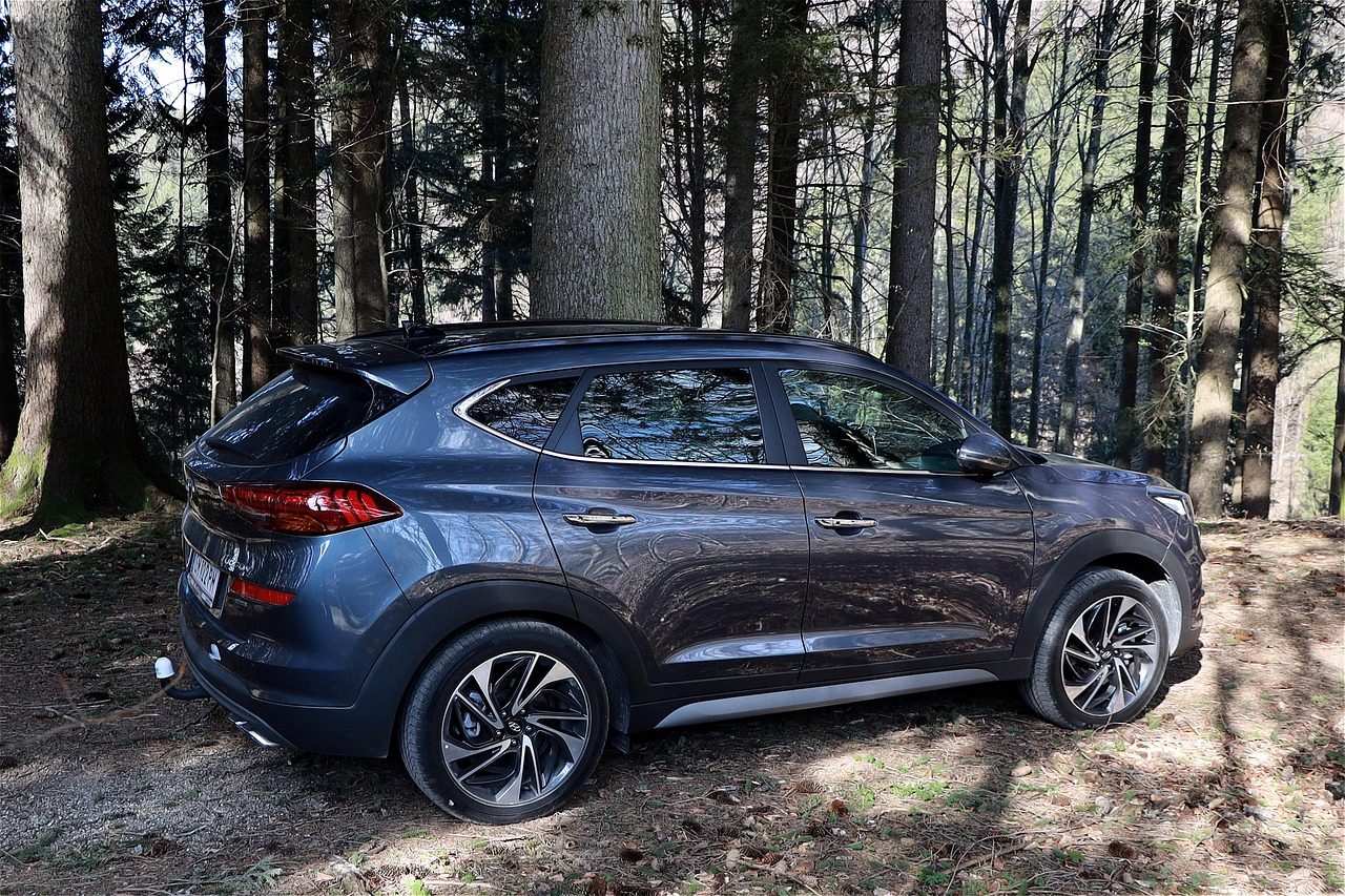 Кросовер Hyundai Tucson на міській вулиці в Україні
