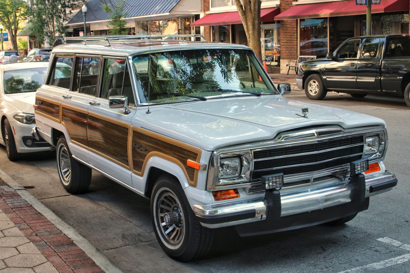 Металевий сейф із кодовим замком, вбудований у підлокітник Jeep Grand Wagoneer