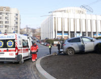 ДТП в центре Киева: автоледи на Toyota вылетала на клумбу