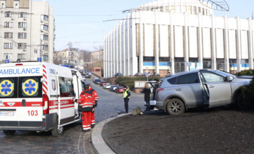 ДТП в центре Киева: автоледи на Toyota вылетала на клумбу