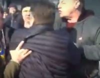 В Николаевской области автомобилист прямо на дороге подрался с митингующими