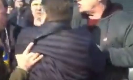 В Николаевской области автомобилист прямо на дороге подрался с митингующими