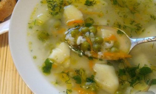 Рецепт дня: отменный рисовый суп с консервированным горошком