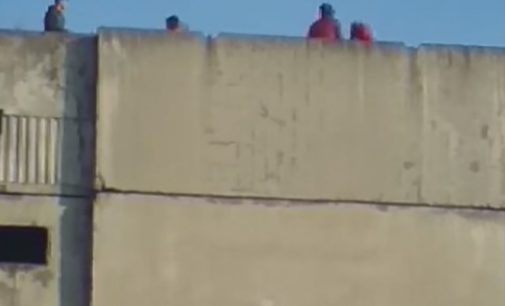 В Берегово дети устроили опасные игры на крыше недостроя