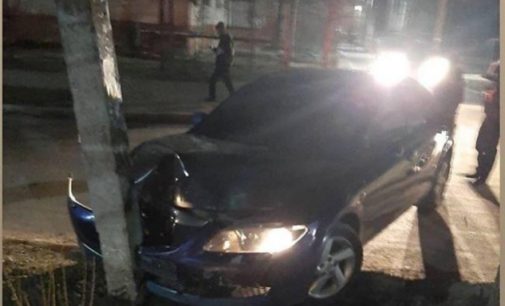 В Херсоне на Острове «пьяный малолетка» на иномарке врезался в столб