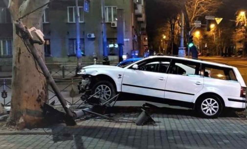 В центре Одессы автомобиль снес светофор