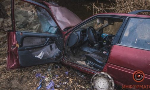 В Днепре автомобиль Opelу пал в балку, свалив ограждение