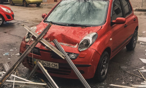 В Днепре часть балкона упала на припаркованный Nissan