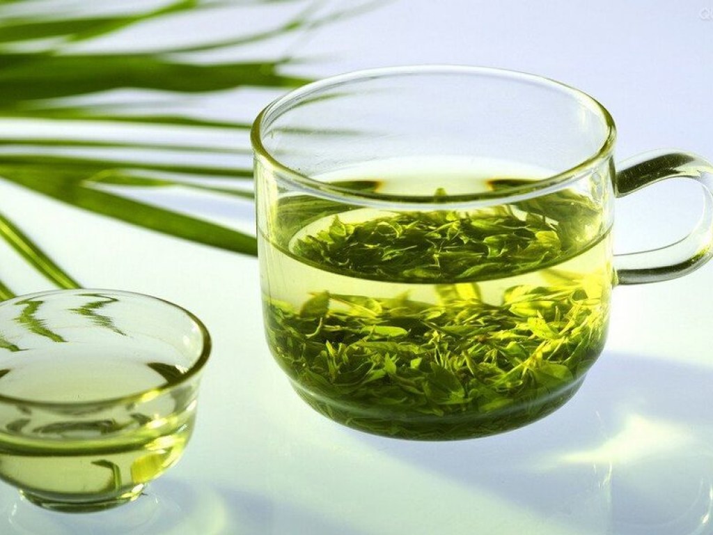Зеленый попит. Зеленый чай. Зеленый чай для кожи. Отвар для поддержания здоровья. Чай который зеленеет в воде.