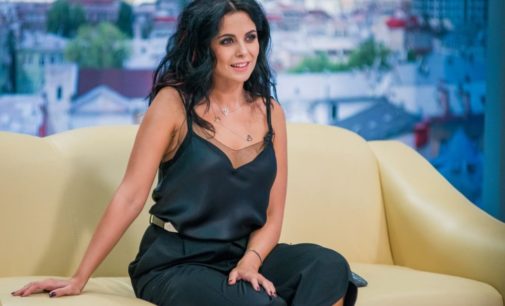 Каменских позировала рядом с веником: фанаты ошарашены