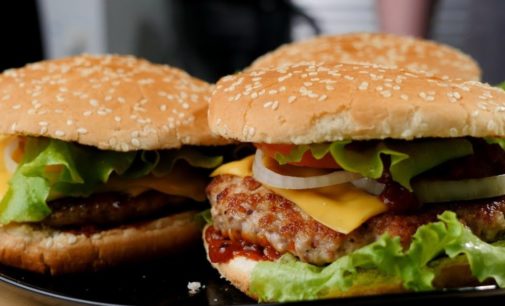 Прямо на кассе: В Днепре мальчик придумал оригинальный способ, чтобы выпросить гамбургер у отца