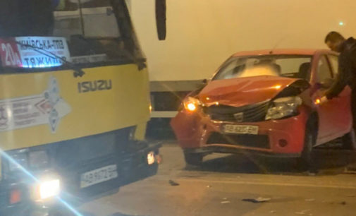 В Виннице водитель Dacia врезался в автобус «Богдан», есть пострадавшие