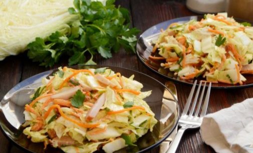 Экспресс-рецепт за 5 минут: салат из пекинской капусты, копченой курицы и корейской морковки