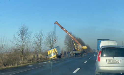 Под Мукачево грузовик вылетел в кювет: на трассе Киев-Чоп образовался затор