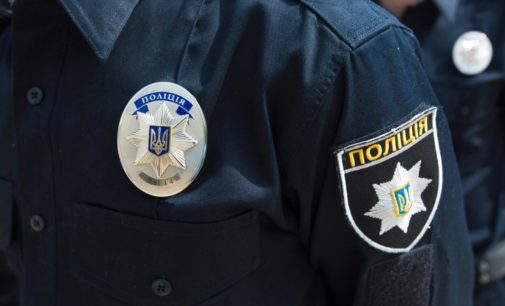 В Днепре мужчина сломал дверь чужой квартиры и угрожал женщине