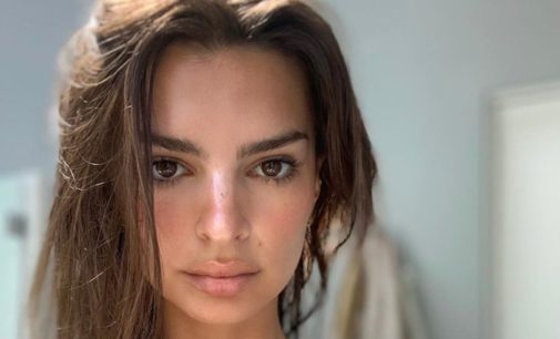 «Лето зовет»: Эмили Ратаковски показала соблазнительную фигуру