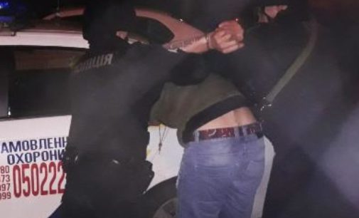 В черкасском баре пьяный парень отказался платить по счету: нарушителя заковали в наручники