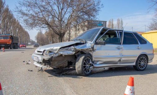 В Днепре KIA из-за столкновения выбросило на встречную полосу