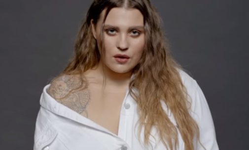 Растрепанная и без макияжа: солистка KAZKA опубликовала новое фото