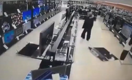 Россиянин в магазине разгромил молотком с десяток широкоформатных телевизоров