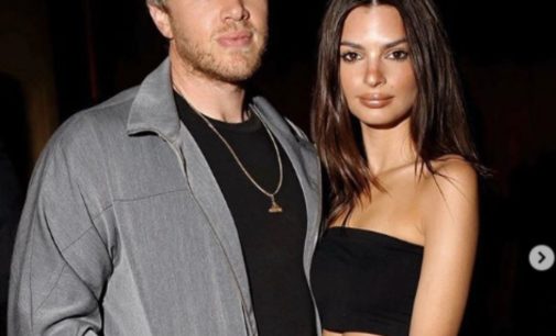 Эмили Ратаковски показала идеально плоский живот