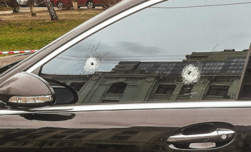 Вооруженная атака на Mercedes в Киеве: стали известны подробности ЧП, опубликованы фото и видео