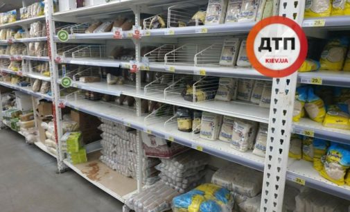 Украинцы паникуют из-за карантина: в некоторых столичных магазинах раскупили крупы