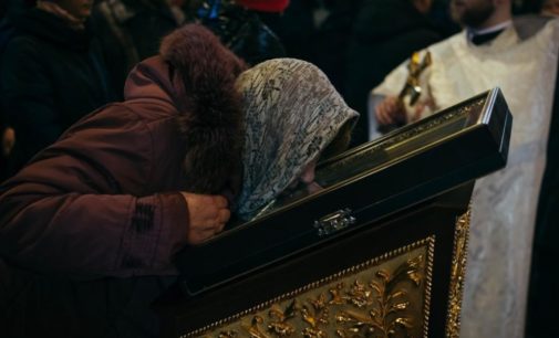 Целуют кресты и иконы: украинские верующие преступно поступают в период карантина