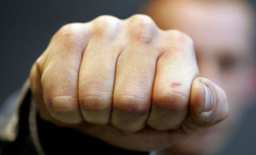 На Волыни двое парней избили подростка и отобрали у него деньги