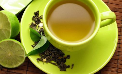 Врач назвал идеальный напиток для похудения: сжигает жиры и выводит токсины