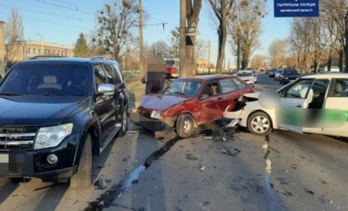 В Харькове произошло тройное ДТП: пострадал водитель