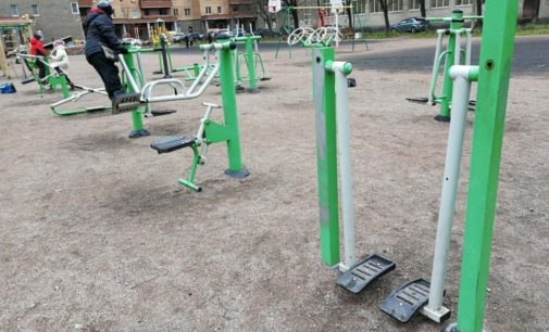 Детей на детских площадках быть не должно — врач