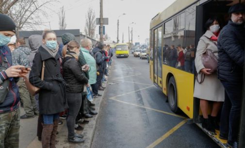 «Пешком или на самокате»: в Сети киевляне ищут соседей с автомобилями, чтобы добраться до офисов