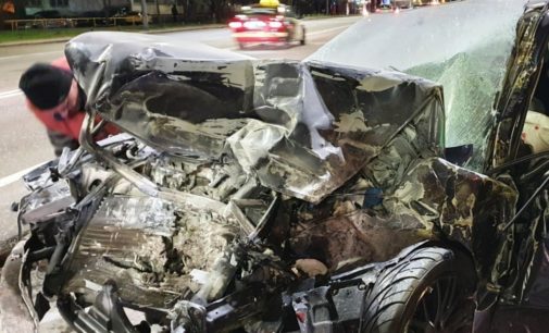 На проспекте в Киеве столкнулись автобус и Audi: спасатели вытащили водителя из разбитого авто