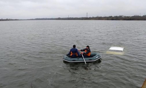 В Винницкой области спасатели ГСЧС нашли на дне водоема «шестерку»