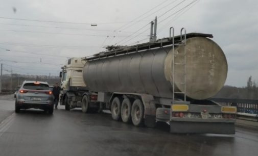 В Николаеве на мосту столкнулись автоцистерна и KIA