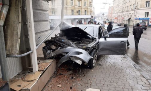 Серьезное ДТП в центре Харькова: иномарка врезалась в дом