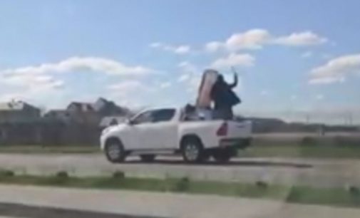 В Ужгороде священники с кропилами на элитных внедорожниках боролись с коронавирусом